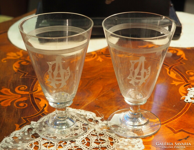 2 Champagne glasses with polished ga monogram