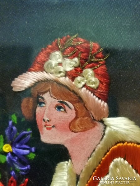 Blondel képkeretben selyemre hímzett, festett életkép