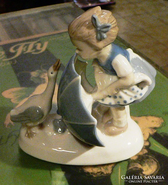 Underglaze porcelán esernyős kislány libával