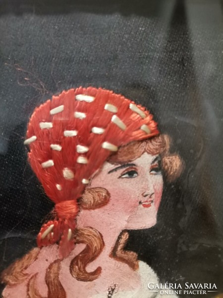 Blondel képkeretben selyemre hímzett, festett életkép