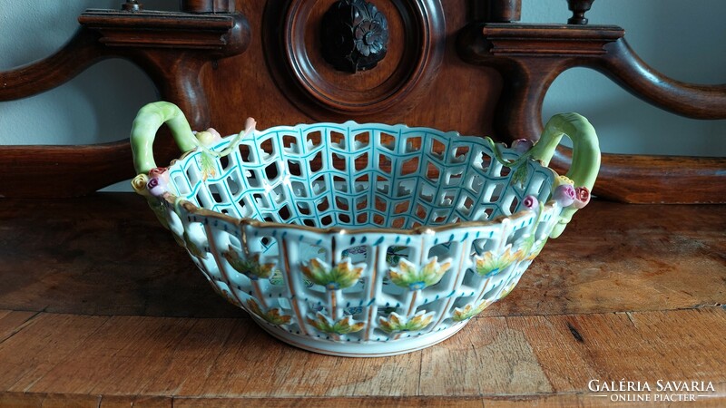 Openwork basket with Victoria pattern from Herend 19 x 22 cm