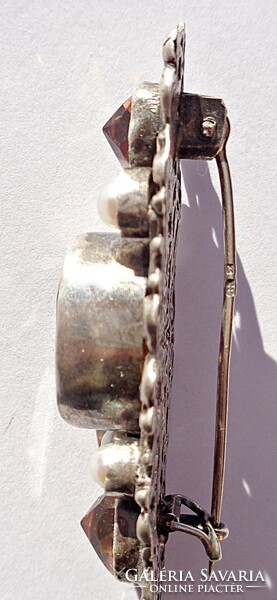 Silver brooch with seven stones