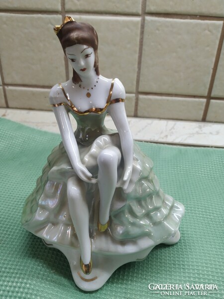 Táncosnő  porcelán szobor eladó!Román porcelán eladó!