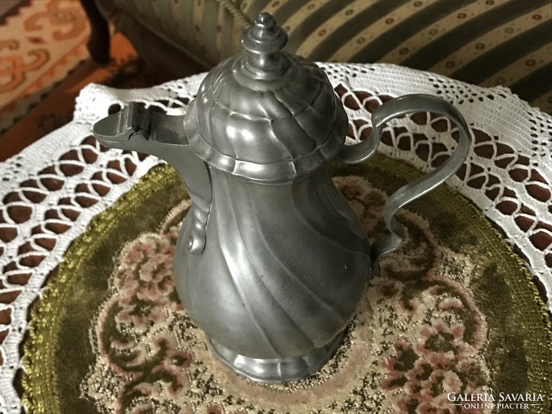 Rarity! A beautiful, antique, pewter tea or coffee pot with a covered beak, with a beautiful plastic pattern