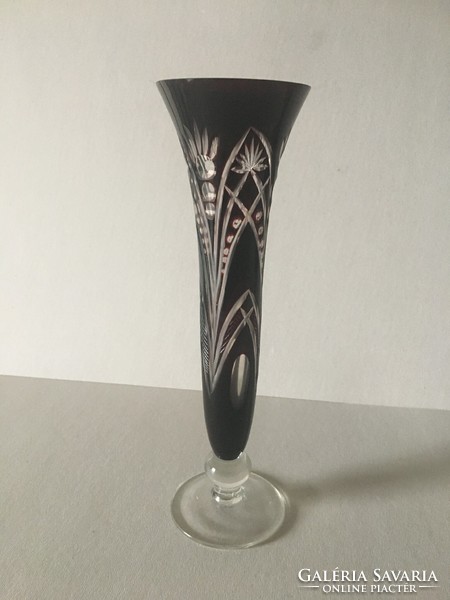 Burgundy crystal vase with polished pattern