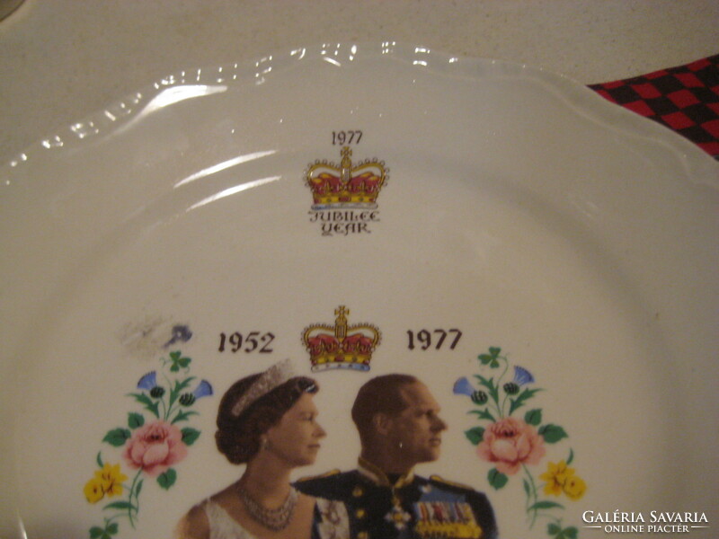 Queen Elizabeth, decorative plate for the 25th anniversary of her reign, 19.3 cm, nice condition