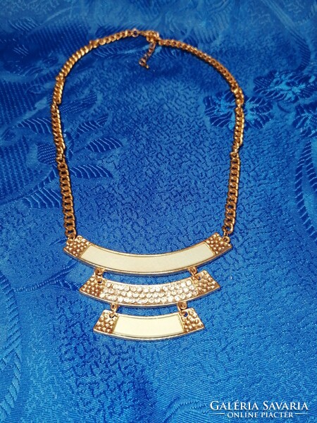 Pearl necklaces (760)