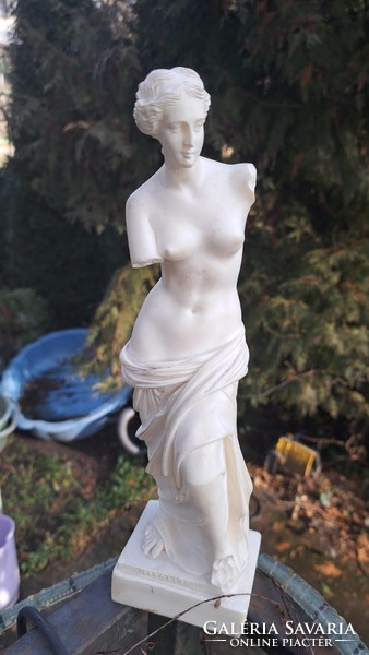 Méloszi Aphrodité egész alakos szobor.Mérete: 27 cm.