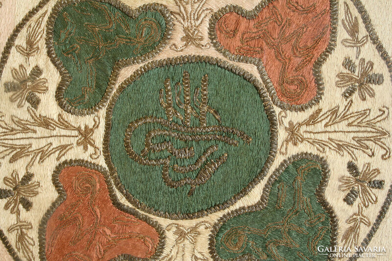 Török Hímzett Textil 51x53cm Keretezve Üveg mögött | Oszmán Ottoman Tughra Kárpit Falikárpit Szőnyeg
