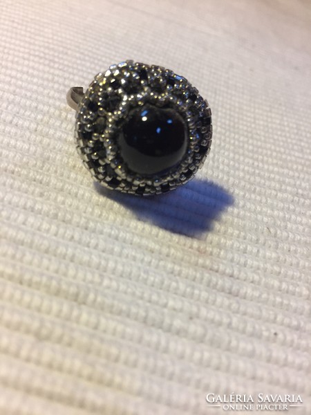 Handcrafted ring of adjustable size made of pearls (8 féd)