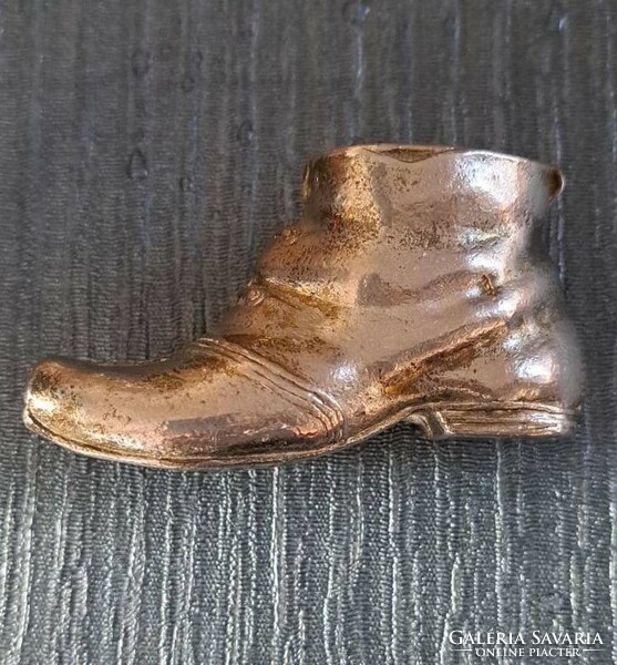 Solid small shoe-shaped leaf weights.