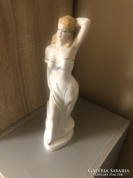 Porcelán Női figura