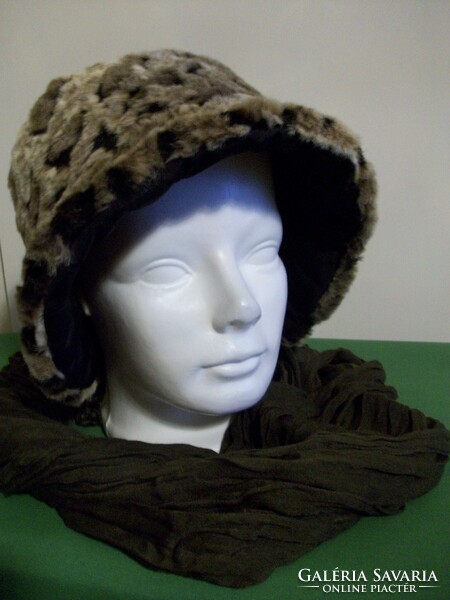 Fashionable women's hat with long scarf