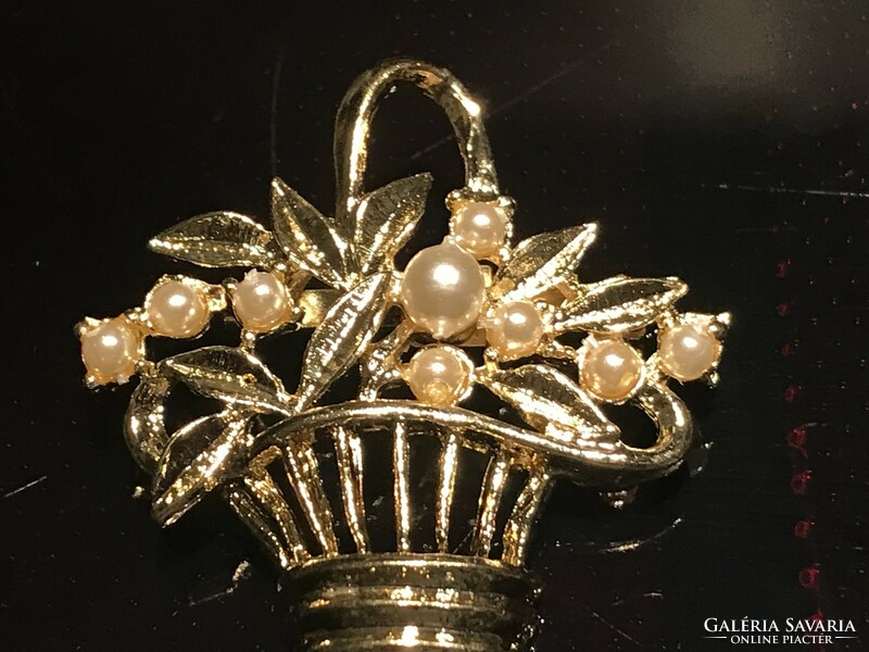 Gold-plated flower basket-shaped brooch decorated with small pearls, 4 x 4 cm