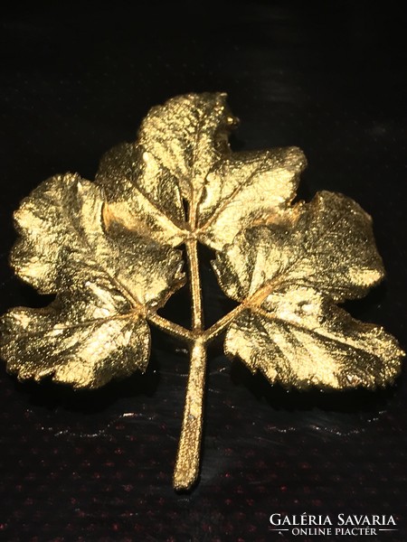 Gilded hawthorn leaf brooch, 5.5 x 5.2 cm