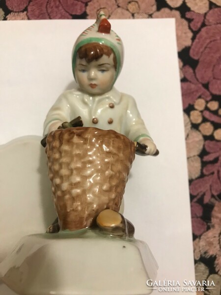 Zsolnay porcelán figura. Fát-rőzsét gyűjtő kisfiú. Sérülésmentes állapotban.