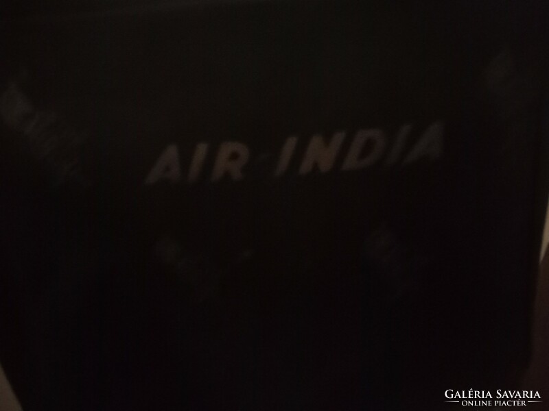 Ritka AIR-INDIA maharaja figura és táska az 1960-as évekből