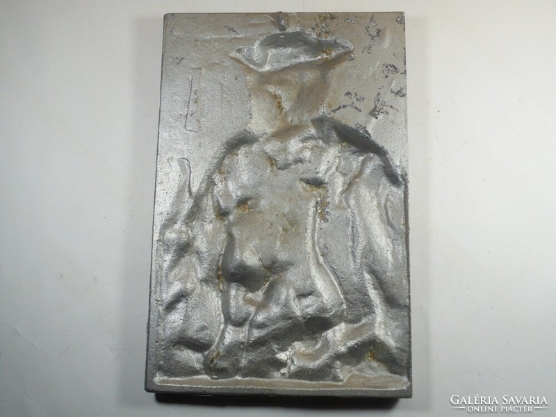 Régi retro ezüst festett alumínium fali dísz, fali kép falikép dísz tábla - gulyás paraszt pipa