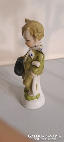 Kalapos porcelán  fiú figura