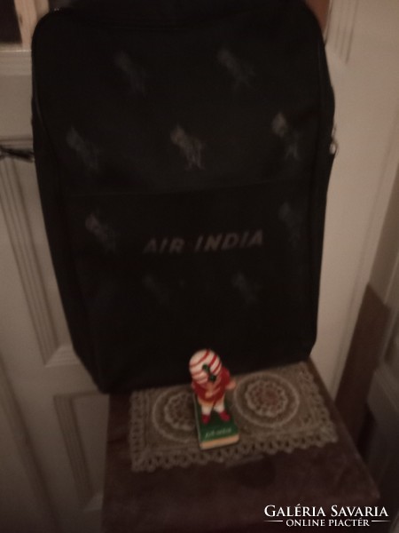 Ritka AIR-INDIA maharaja figura és táska az 1960-as évekből