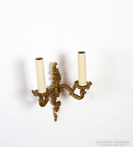 Gilded bronze wall arm in a pair - with leaf decor