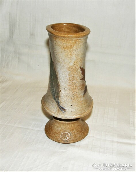 Szemereki teréz - Különleges, falevéllel ötvözött kerámia váza.