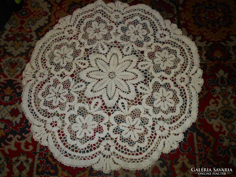 --Antique beaten lace tablecloth 85 cm