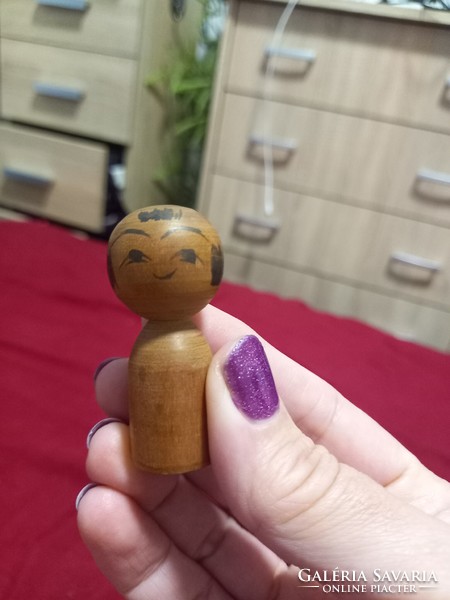 Rendkívül értékes jelzett japán kokeshi fababa 5 cm!