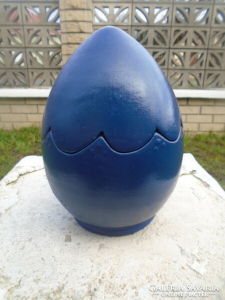 A larger ceramic egg-shaped bonbonier