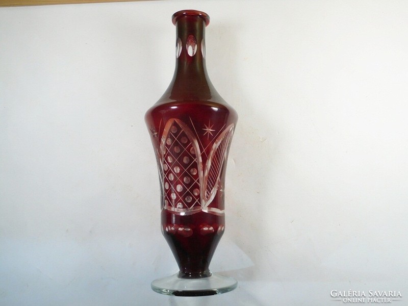Old retro burgundy colored polished crystal vase center table - height: 26 cm