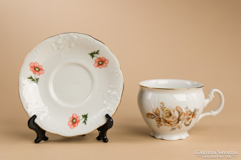 Porcelán teás csészék, alátét tányérok, 3-3 darab, különbözőek.