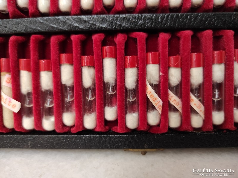 Antik homeopátiás patika orvosi eszköz gyógyszer 2 darab homeopátia dobozában 153
