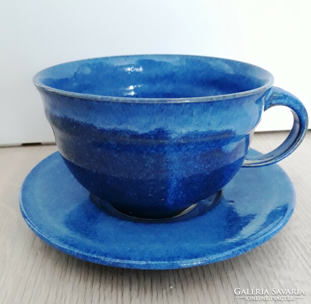 Nagyméretű (5 dl) kék mázas korongolt kerámia bögre csészealjjal