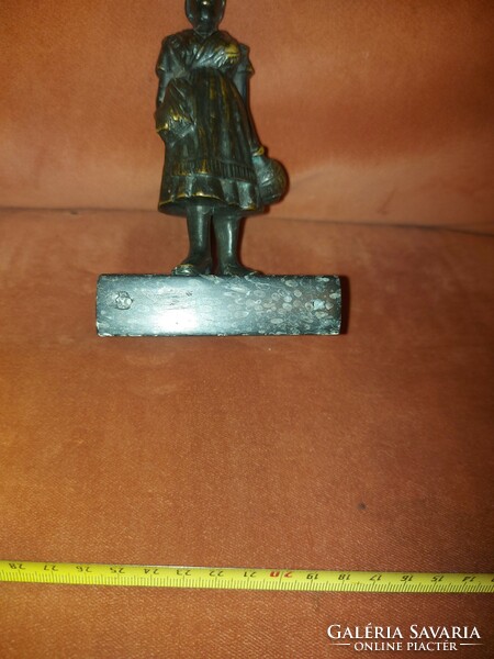 Kraft, korsós lány, bronz szobor, márványtalpon
