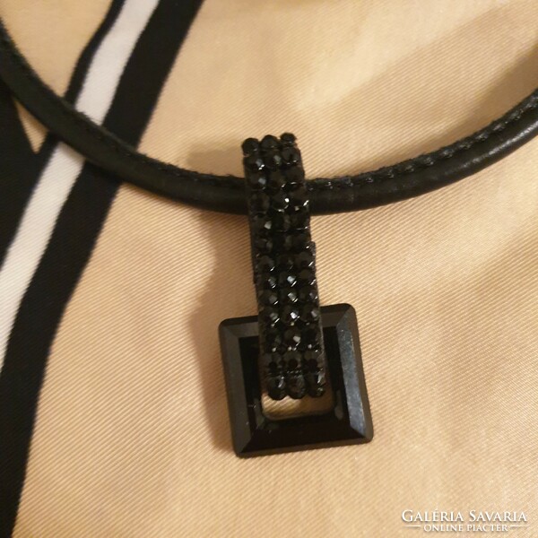 Swarovski nyaklánc bőr szíjjal, fekete kristályos  medállal