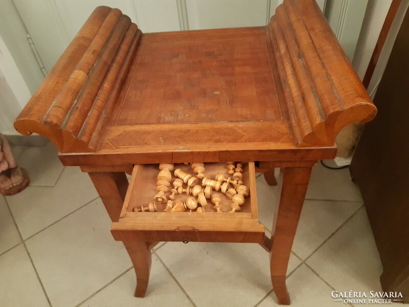 Kis sakk asztal faragott fa bábokkal