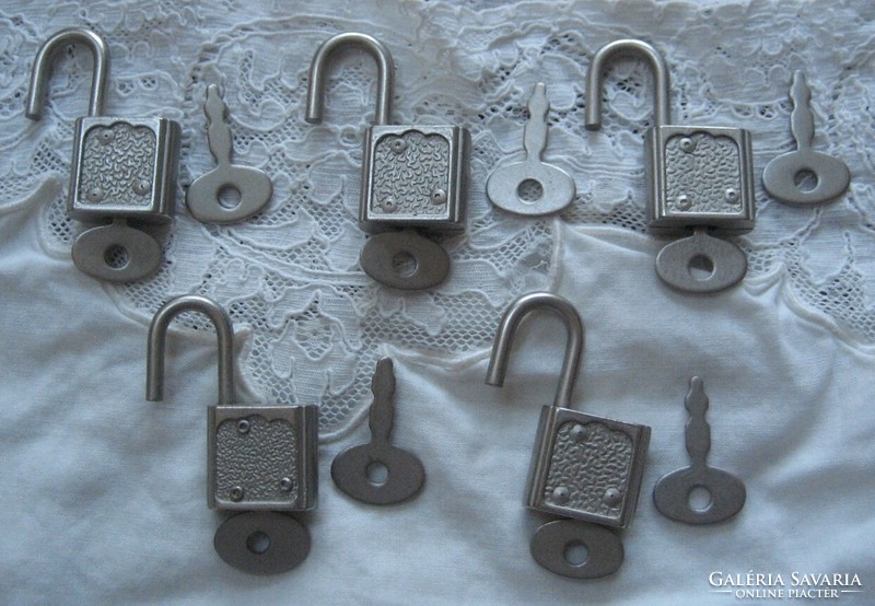 5 Pieces of small padlock