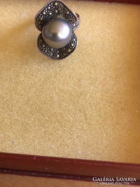 Ezüst gyűrű egy nagy szürke gyönggyel és markazitokkal