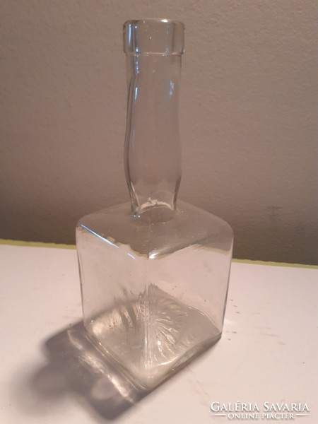 Régi likőrös palack Gschwindt-féle szögletes kis üveg