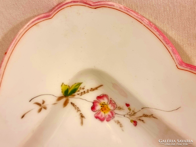 Painted butterfly porcelain side dish. With the stamp of Ferenc Rerrich porcelain supplier xx. First half of Szd