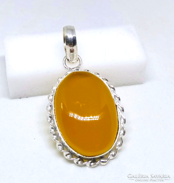 Yellow agate mineral stone pendant, marked 925 in silver-plated socket 44