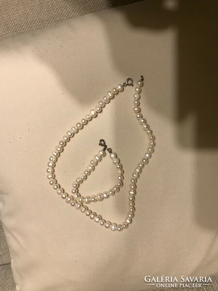 Valódi, tenyésztett gyöngy nyaklánc és karkötő, ezüst kapoccsal