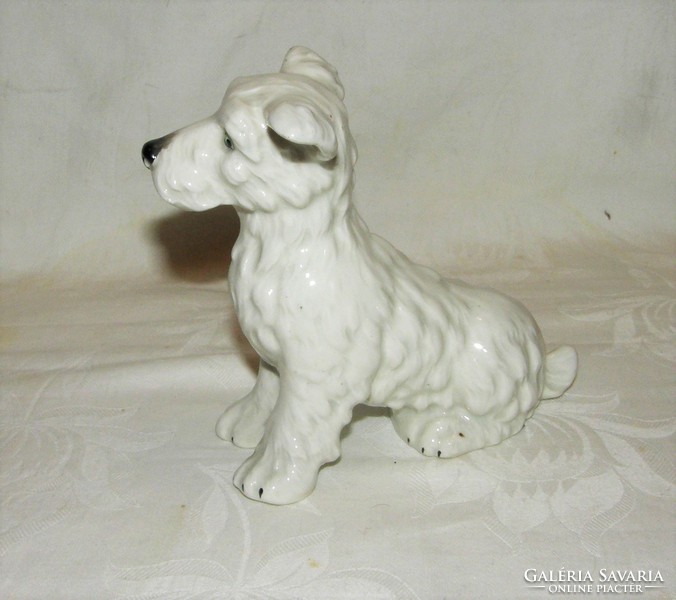 Dog figurine in Czech porcelain