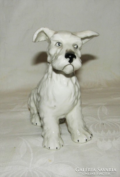 Dog figurine in Czech porcelain