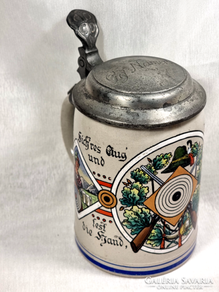 Salt-glazed German ceramic hunter's beer cup, first half of the xx.Szd, with a tin roof, with a saying on the side.