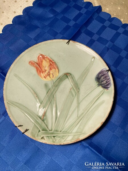 Antique majolica wall plate with tulip decoration 20 cm.