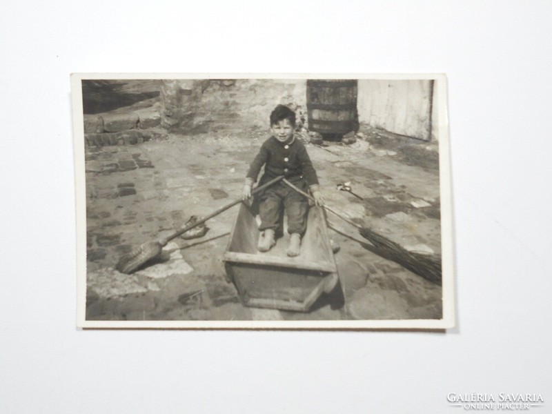 Régi fotó fénykép - Kisfiú gyerek játék udvar teknő seprű evező csónak