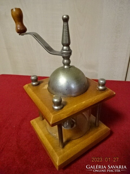 Russian, antique, wooden pepper grinder with copper handle. Its total height is 15.5 cm. He has! Jokai.