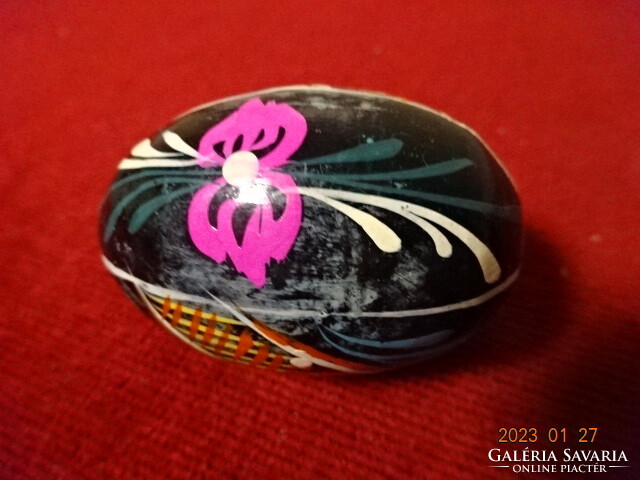 Wooden Easter egg, hand painted, length 6 cm. He has! Jokai.