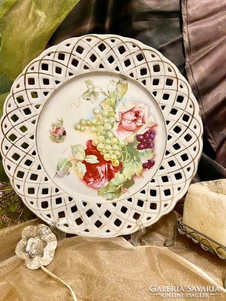 Serving plate with a rose pattern